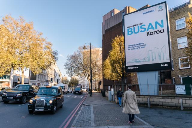 삼성전자가 영국 런던의 명소, 차량 이동이 많은 주요 도심에 부산엑스포 옥외 광고를 설치한 모습. 삼성전자 제공