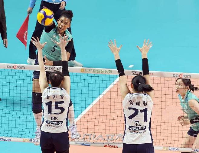 ‘도드람 2023-24 V리그’ 여자부 GS칼텍스와 IBK기업은행의 경기가 29일 오후 서울 장충체육관에서 열렸다. GS칼텍스 실바가 IBK 기업은행의 수비를 피해 공격 하고있다. 장충체=정시종 기자 capa@edaily.co.kr /2023.11.29.