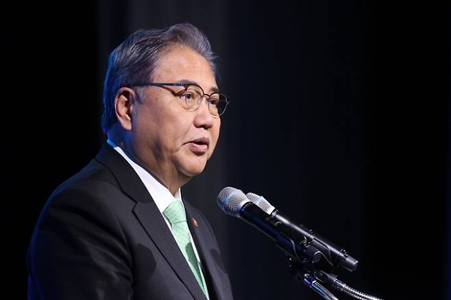 박진 외교부 장관이 2030 부산세계박람회(엑스포) 유치 실패와 관련해 "국민들께 송구하게 생각한다"며 사과의 뜻을 밝혔다. 사진은 30일 오전 서울 용산구 그랜드하얏트 호텔에서 열린 제5차 여성과 함께하는 평화 국제회의에서 개회사를 하는 박 장관의 모습. /사진=뉴스1