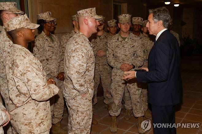 이라크서 미 대사관 해병대 대원들과 챌린지 코인 교환하는 블링컨 (바그다드 AFP=연합뉴스) 중동을 순방 중인 토니 블링컨 미국 국무장관(오른쪽)이 5일(현지시간) 이라크 바그다드를 방문해 미 해병대 대사관 경비대 파견 대원들과 '챌린지 코인'을 교환하고 있다. 블링컨 장관은 이날 예고 없이 이라크를 방문해 모하메드 시아 알수다니 총리와 회담한 뒤 "우리는 이란과 전쟁을 원하지 않지만, 민간인이든 군인이든 미국 국민을 보호하기 위해 필요한 모든 조치를 할 것"이라고 밝혔다. 2023.11.06 ddy04002@yna.co.kr