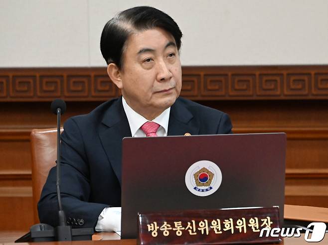 이동관 방송통신위원회 위원장이 1일 오전 서울 종로구 세종대로 정부서울청사에서 열린 임시 국무회의에서 한덕수 국무총리의 발언을 듣고 있다. 2023.12.1/뉴스1 ⓒ News1 김명섭 기자