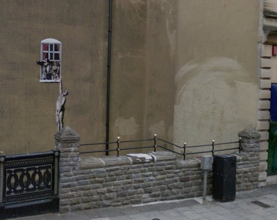 영국 브리스톨 어느 건물에 그린 뱅크시 그림. [사진=아시아경제DB]