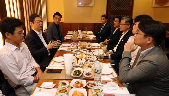 지난 22일 미국 뉴욕의 한 식당에서 한국 특파원과 간담회 하는 황희(왼쪽 가운데) 문화체육부 장관. /뉴시스