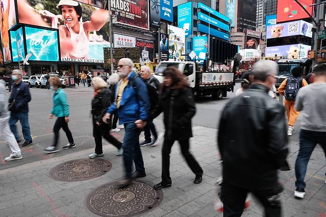 지난 4월 27일 미국 뉴욕시 맨해튼의 번화가인 타임스 스퀘어의 거리 모습. 뉴욕은 요즘 대면 출근하는 직장인들과 관광객 등 온갖 유동인구가 수요일에 몰리는 현상이 나타나고 있다. /AFP 연합뉴스