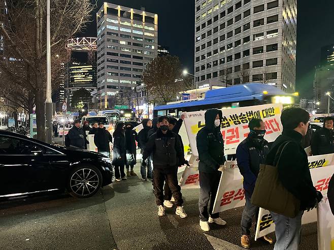 1일 오후 서울 도심을 행진하고 있는 민노총 시위대 모습. /고유찬 기자