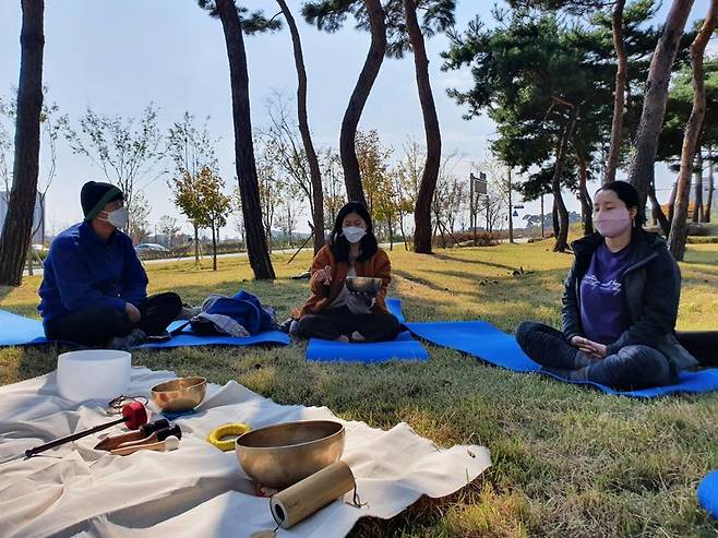 홍성 DMO의 '머물러' 프로그램 중 싱잉볼 명상 모습. 한국관광공사 제공