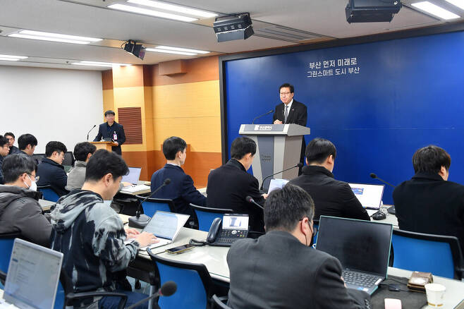 박형준 부산시장이 1일 부산시청 브리핑룸에서 기자회견을 하고 있다. 부산시 제공