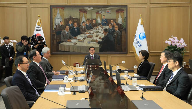 11월30일 금융통화위원회. 박춘섭 위원(오른쪽 두번째)은 이날 오후 대통령실 경제수석에 임명됐다.  /한국은행 제공
