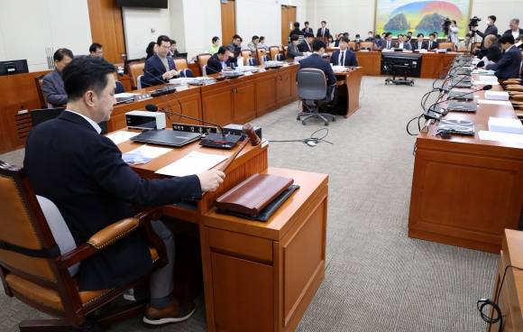 김종민 정무위 소위원장이 28일 오후 서울 여의도 국회에서 열린 정무위원회 법안심사 제1소위원회에서 의사봉을 두드리고 있다. 뉴시스