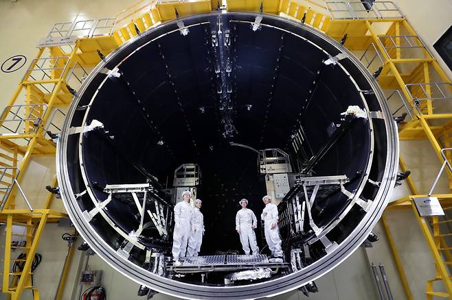 지난 17일 오전 대전 유성구 항공우주연구원 위성시험동에서 군 정찰위성 개발자들이 포즈를 취하고 있다. /신현종 기자