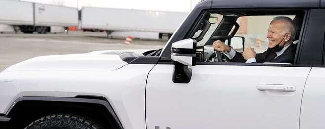 조 바이든 미국 대통령이 2021년 11월 GM 디트로이트 공장을 찾아 전기 픽업트럭인 ‘허머EV’를 시승한 모습. 이 차에는 LG에너지솔루션이 GM과 만든 대용량 배터리가 탑재돼있다./AP연합뉴스
