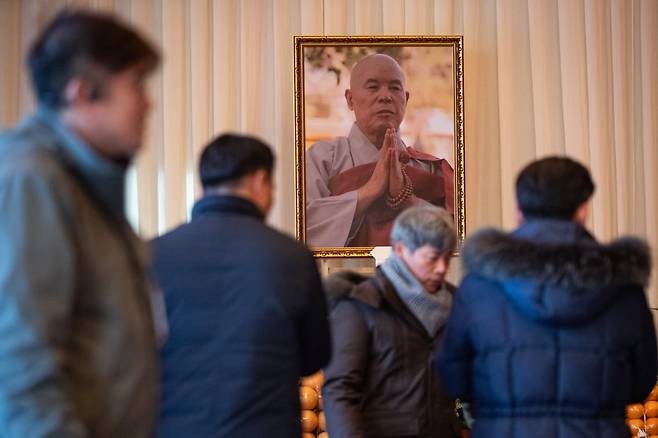 30일 서울 종로구 조계사 대웅전에 마련된 자승스님 분향소에서 조문객들이 고인을 추모하고 있다. /사진=뉴스1