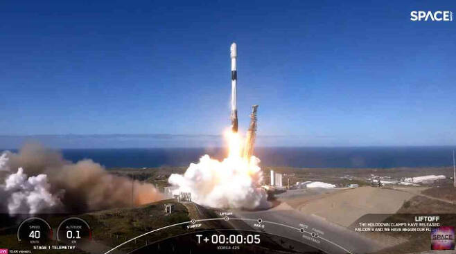 2일 미국 캘리포니아주 반덴버그 우주군기지에 우리 군 최초의 군사정찰위성 1호기를 탑재한 '팰컨9' 로켓이 발사되고 있다. /사진=스페이스X