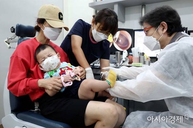 서울 시내 한 소아청소년과의원에서 어린이가 예방 주사를 맞고 있다. /문호남 기자 munonam@