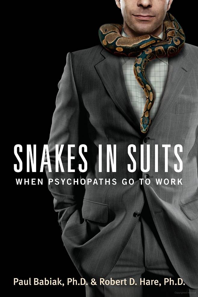 로버트 헤어 교수와 폴 바비악 박사의 공저 ‘정장을 입은 뱀(Snakes in suits)’의 표지. 뱀을 목에 두른 직장인 표지 삽화가 상당히 직관적이다. 하퍼콜린스