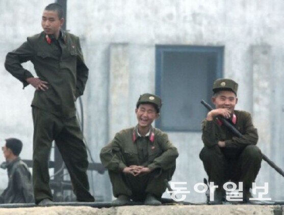중국 관광객을 바라보며 해맑게 웃고 있는 북한 병사들. 많은 뇌물을 줘야 갈 수 있는 평북 신의주 인근 국경경비대임에도 영양 상태가 매우 좋지 않다. 동아일보DB