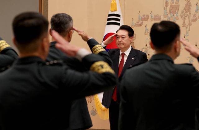 윤석열 대통령이 11월 6일 서울 용산 대통령실 청사에서 열린 중장 진급 보직 신고 및 삼정검 수치 수여식을 마친 후 경례하고 있다. 서재훈 기자