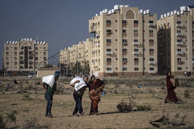 가자지구 주민들이 2일(현지시간) 남부 거점 도시 칸유니스의 동쪽에서 서쪽으로 대피하고 있다. AP연합뉴스