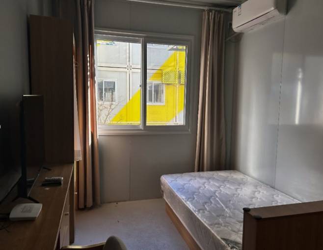 원룸으로 개조된 코로나19 임시 격리시설 내부. SCMP 홈페이지 캡쳐