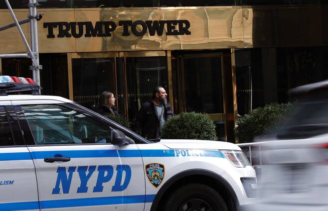 트럼프 전 대통령이 "21일 체포될 것이다. 시위하라"는 메시지를 보낸 다음날인 19일 뉴욕 맨해튼 5번가의 트럼프 재단 소재지인 트럼프 타워 앞의 모습. 평소와 큰 차이는 없지만 비밀경호국 요원과 경찰들이 좀더 증강 배치됐다. /AFP 연합뉴스