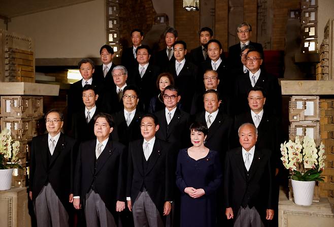 기시다 후미오(맨 앞줄 가운데) 일본 총리가 10일 도쿄 총리관저에서 새 내각 각료들과 함께 기념 촬영을 하고 있다. 기시다 총리는 이날 각료 19명 중 14명을 물갈이하는 대폭 인사를 단행했다. /로이터 연합뉴스