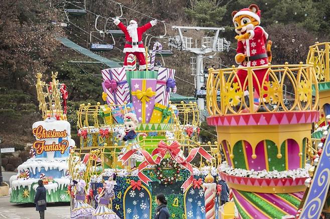 캐럴에 맞춰 하얀 눈을 흩날리며 행진하는 '블링블링 X-mas 퍼레이드'. 삼성물산 제공