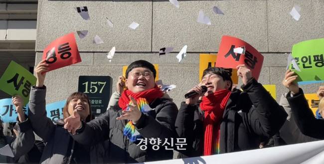 동성 커플 소성욱·김용민씨가 지난 2월21일 배우자의 건강보험 피부양자 자격을 인정해달라며 국민건강보험공단을 상대로 행정소송 항소심에서 승소한 뒤 기뻐하고 있다. 김희진 기자