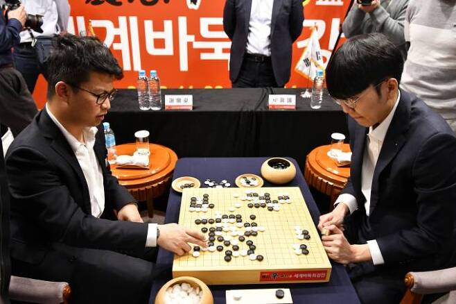 한국 수문장 신진서(오른쪽)가 중국 선봉 셰얼하오의 8연승을 저지하면서 한국에 첫 승리를 안겼다. 한국기원