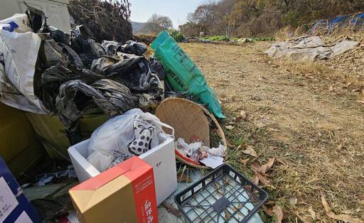 3일 의왕시 내손동의 한 주말농장 입구에 둘둘 말린 검은 폐비닐 더미와 쓰레기가 한데 뒤엉켜 있다. 오민주기자