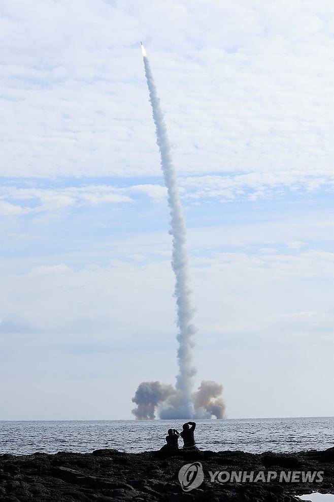 제주 해상서 고체연료 우주발사체 3차 시험발사 (서귀포=연합뉴스) 박지호 기자 = 4일 오후 제주 서귀포시 예래동 앞바다에서 군 주도로 고체연료 우주발사체 3차 시험발사가 진행되고 있다. 2023.12.4 jihopark@yna.co.kr