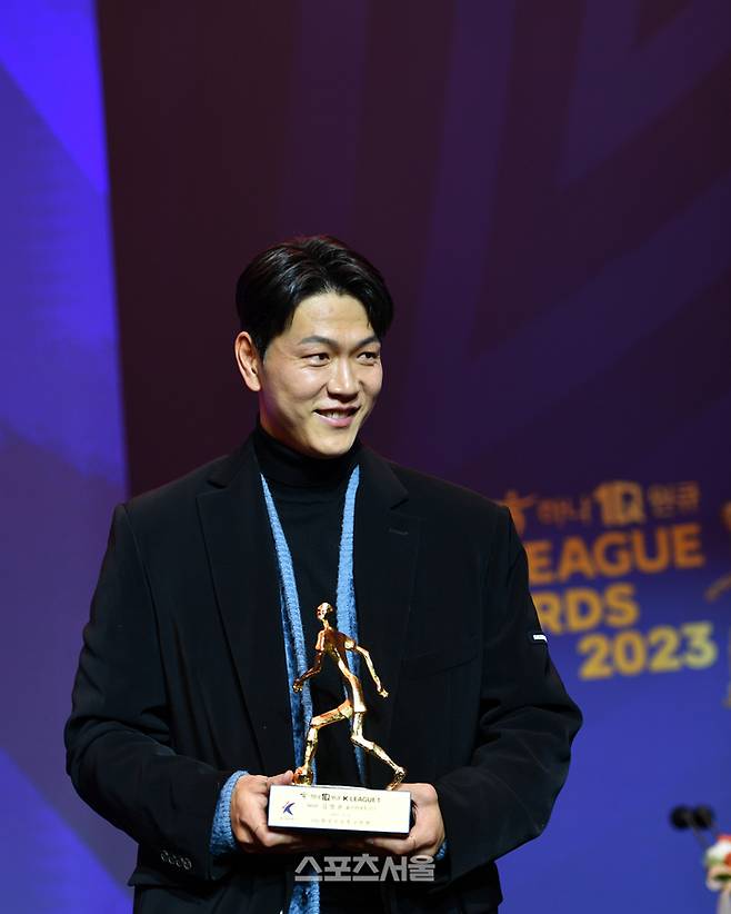 K리그1 MVP 김영권이 수상후 기념촬영을 하고 있다.
