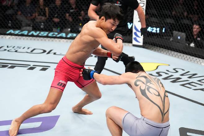 이정영이 준결승 상대 뤼카이에게 펀치를 날리고 있다. 사진제공=UFC