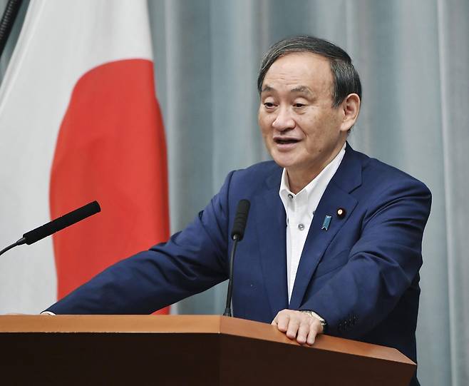 <YONHAP PHOTO-2526> 승리 확신?… 미소 띤 채 질문에 답하는 스가 관방장관 (도쿄 교도=연합뉴스) 스가 요시히데(菅義偉) 일본 관방장관이 1일 오전 도쿄 총리 관저에서 열린 기자회견에서 사실상 차기 총리를 결정할 자민당 총재 선거 출마 여부 등에 관한 질문을 받으며 미소를 띠고 있다. 자민당은 이날 총재 선거 방식과 일정 등을 결정할 예정이다. 2020.9.1 chungwon@yna.co.kr/2020-09-01 11:49:46/ <저작권자 ⓒ 1980-2020 ㈜연합뉴스. 무단 전재 재배포 금지.>