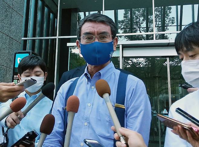 지난달 말 일본 도쿄에서 취재진을 만나고 있는 고노 다로 전 방위상. /AFP 연합뉴스