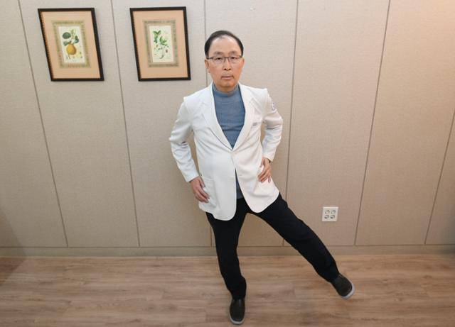 8시 방향으로 다리 들어 올리기 자세다. 스포츠재활전문의인 나영무 솔병원 원장이 11월 30일 서울 강서구 솔병원에서 '백세 운동' 시범을 보이고 있다. 윤서영 인턴기자