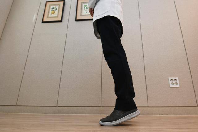 발뒤꿈치 들기 자세다. 스포츠재활전문의인 나영무 솔병원 원장이 11월 30일 서울 강서구 솔병원에서 '백세 운동' 시범을 보이고 있다. 윤서영 인턴기자