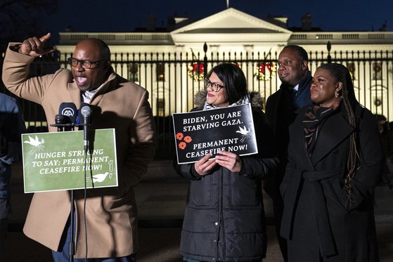 지난달 29일 백악관 앞에서 가자 지구의 ‘전쟁 중단’을 외치는 자말 보우먼 미국 하원의원(왼쪽). [AP=연합뉴스]