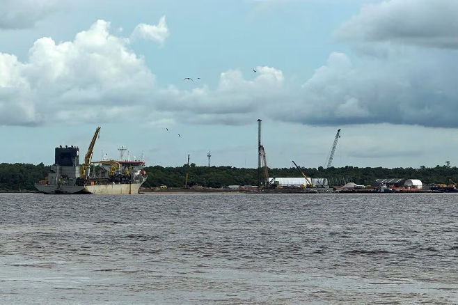 가이아나 수도 조지타운의 항구에 석유탐사를 지원하기 위한 선박이 정박해있다.