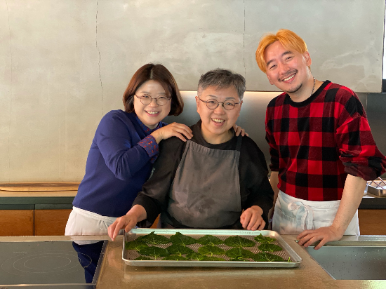 책 집필을 위해 정관스님, 조희숙 셰프 등 한식전문가들을 찾아가 레시피를 전수받은 두 저자 (최정윤 셰프 제공).