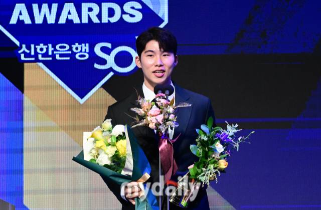 2023년 11월 27일 서울 중구 소공동 웨스틴조선호텔에서 '2023 신한은행 SOL KBO 시상식'이 열렸다. 키움 김혜성이 2루수 수비상을 수상하고 있다./소공동=유진형 기자 zolong@mydaily.co.kr