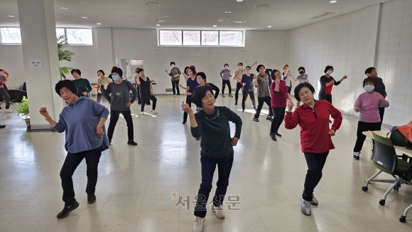 지난 1일 경북 구미 새마을운동테마공원 부속동에서 열린 대한체육회 주최 ‘어르신 체육활동’ 참가 회원들이 노래에 맞춰 ‘저강도 에어로빅’ 동작을 하고 있다.