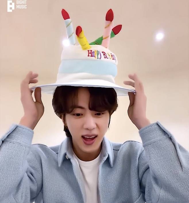 "조기진급한 병장 김석진입니다" 방탄소년단 진, 자축 생일파티 "Happy Birthday to Me~"