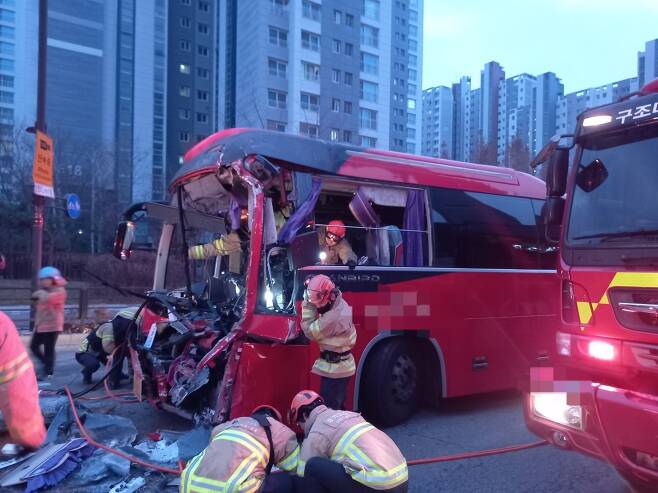 6일 경기 고양시 덕양구 도내동에서 40인승 쿠팡 셔틀버스가 25톤 트럭 후미를 들이받는 사고가 나 9명이 다쳤다.(경기도북부소방재난본부 제공)/뉴스1
