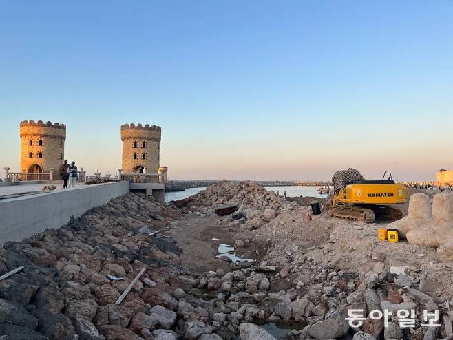 지난달 30일(현지 시간) 이집트 알렉산드리아 해변에 중장비를 동원해 새로운 제방을 만드는 작업이 한창인 모습. 알렉산드리아=김기윤 특파원 pep@donga.com