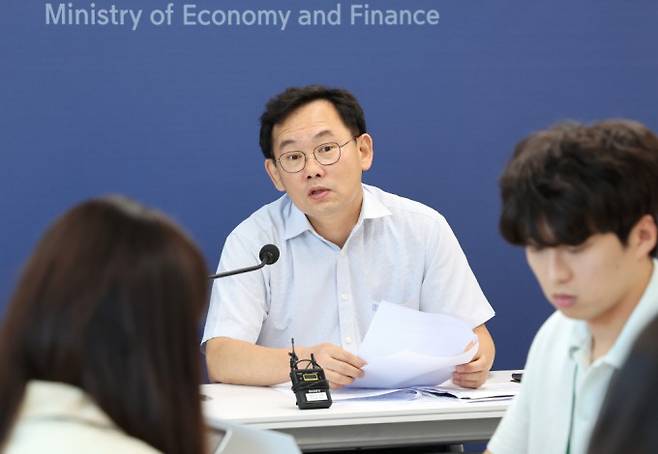 중국의 요소수출 중단 보도 관련해 설명하는 강종석 부단장. 연합뉴스 제공