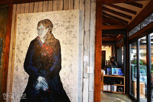 양림동 골목의 소박한 한옥을 개조한 한희원미술관.