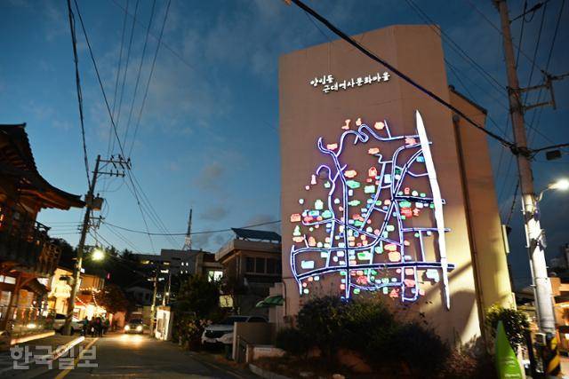 양림동 한 건물 외벽에 마을 안내도가 작품처럼 장식돼 있다.