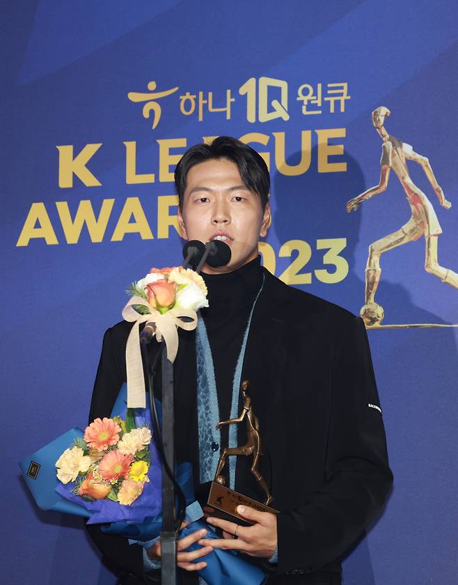 <yonhap photo-4045="">4일 오후 서울 송파구 롯데호텔월드에서 열린 2023 프로축구 K리그 대상 시상식에서 K리그1 베스트 11, 수비수 부문 울산 현대 김영권이 수상 소감을 말하고 있다. 연합뉴스</yonhap>