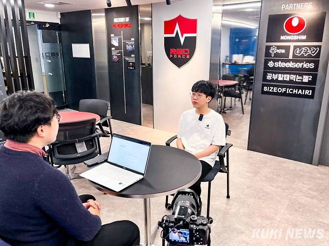 인터뷰 중인 ‘지우’ 정지우. 사진=이영재 기자