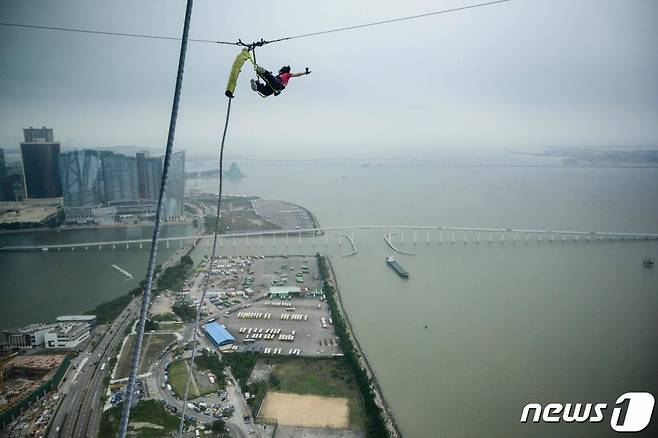 (마카오 AFP=뉴스1) 김성식 기자 = 2018년 11월 한 시민이 마카오 타워에서 번지점프를 하는 모습. 2018.11.15. ⓒ AFP=뉴스1 Copyright (C) 뉴스1. All rights reserved. 무단 전재 및 재배포, AI학습 이용 금지.